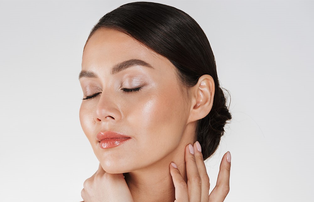 درمان پوست چرب نیازمند مراقبت و روش‌های خاصی است. این موارد می‌توانند به شما کمک کنند:   1. شستشو: پوست را با آب گرم و ملایم شونده و از محصولات مناسب برای پوست چرب استفاده کنید.   2. استفاده از تونر: تونر‌های خاصی که برای کاهش چربی پوست مناسب هستند، می‌توانند مفید باشند.   3. مرطوب کننده: انتخاب یک  ...